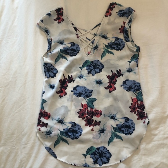 Dynamite floral sleeveless blouse. Size XS. - Picture 3 of 7